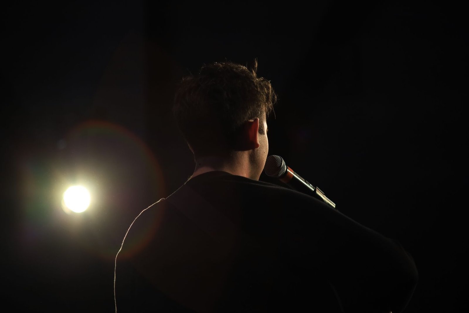 Stand-up Poznań | Michał Pałubski w premierze programu „He He Man”